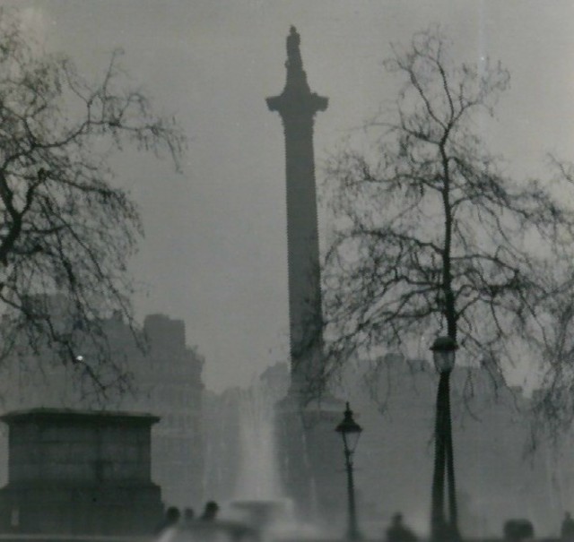 Nelsons_Column_during_the_Great_Smog_of_1952