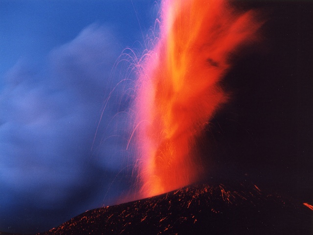 jmreymond-etna-erupts-2002-with-fire