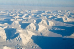 A sunny flight to the team’s field site in Svalbard shows a vast glaciated landscape. Credit: Kiya Riverman.